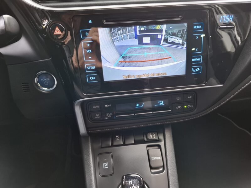 TOYOTA Auris 1.8 HIBRID BUSINESS