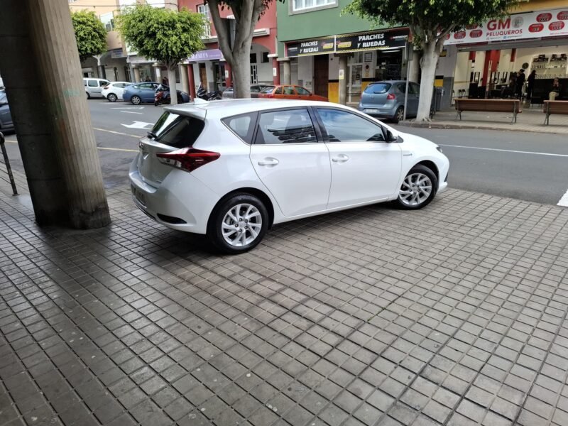 TOYOTA Auris 1.8 HIBRID BUSINESS
