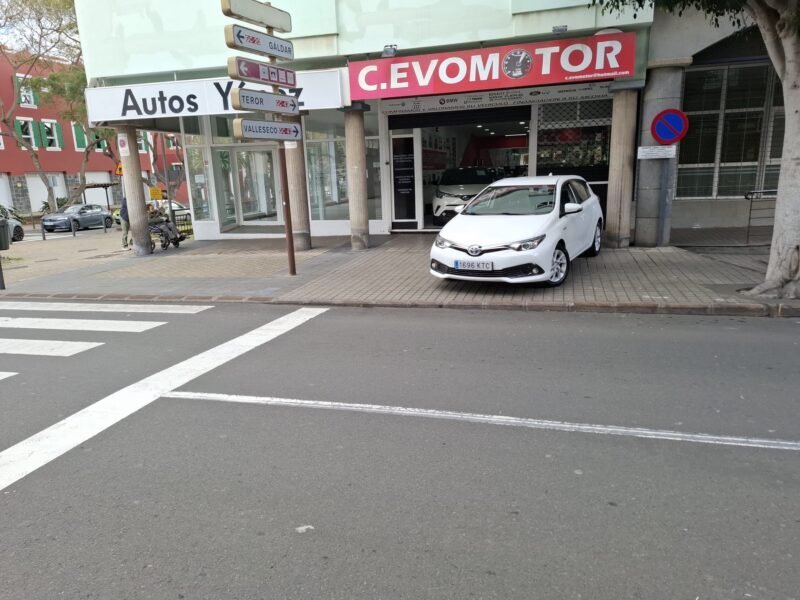 TOYOTA Auris 1.8 HIBRID BUSINESS